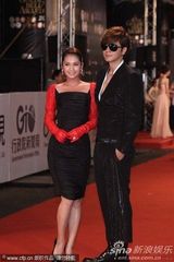 组图：45届金钟奖红毯 罗志祥黑衣墨镜劲帅登场