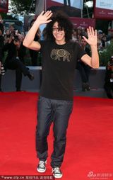 组图：《嫉妒》举行首映 女星紧身裙秀曲线