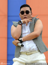 鸟叔武汉不惧高温骑马舞 身材发胖舞姿仍轻盈