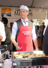 组图：尼尔-帕特里克感恩节为无家可归者做饭