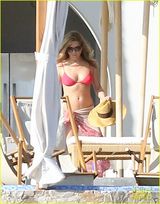 组图：安妮斯顿桃红比基尼晒日光浴 四仰八叉露私处不雅