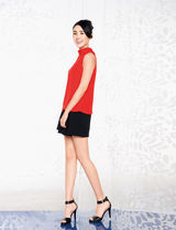 组图：吕夏最新时尚写真 化身都市丽人秀美腿