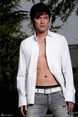 组图：多面吴庆哲新写真 偶像小生展示型男实力