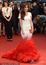 组图：《爱》戛纳首映 科尔白底红尾裙别具一格