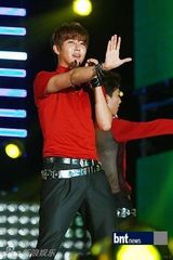 组图：众韩星开唱 EXO-K霸气T-ara性感