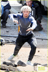 组图：《复联2》片场红女巫火辣 鹰眼制服有变