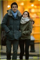 组图：艾玛与华裔男友现身街头 亲密相拥秀甜蜜