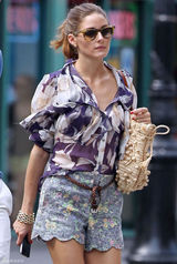 组图：奥利维亚-巴勒莫荷叶边热裤现身