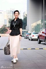 组图：何佳怡随性街拍写真 孙二娘崇尚简单休闲装