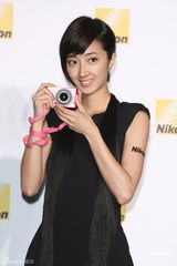 组图：桂纶镁暗示可能会隐婚 与男友平凡幸福