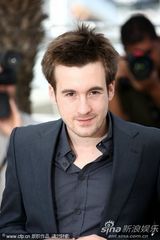 幻灯：《蒙彼利埃公主》记者会 导演轻吻女主演香肩