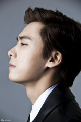 组图：李易峰黑色皮衣酷感十足显时尚