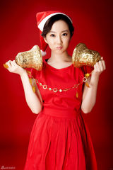 组图：程媛媛红色礼服 节日大片送祝福