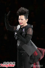 组图：叶德娴演唱会台上宽衣 刘德华许志安捧场