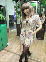 组图：王紫伊休闲写真曝光 美妆高手笑容动人