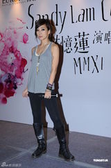 组图：林忆莲红馆个唱落幕 感谢歌迷一路陪伴