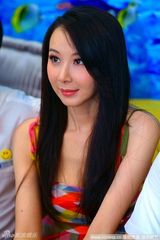 组图：萧蔷江苏做慈善　彩虹色低胸裙小秀美胸