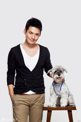 组图：严宽拍摄杂志大片 难忘猫狗情缘