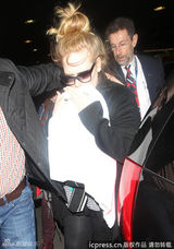 组图：阿黛尔产后素颜亮相 拿毯子遮儿子防偷拍