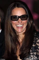 组图：凯特王妃蕾丝礼服华美 戴3D眼镜看纪录片