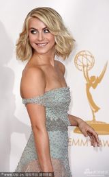 组图：茱丽叶-霍夫与哥哥Derek现身艾美红毯