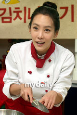 幻灯图集：金正恩等参加公益活动 展示厨艺做泡菜