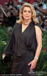 高清图：《傀儡》首映 凯瑟琳-德纳芙大派香吻