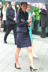 组图：威廉王子与准王妃共亮相 凯特秀迷人微笑