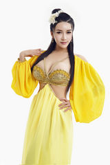 组图：龚玥菲新歌日本首播 披黄金甲挤胸露臀