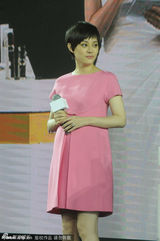 组图：孙俪不顾怀孕踩高跟 短裙粉嫩凸肚明显