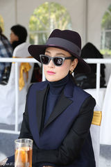 组图：孙宁出席国际马术杯 贵族骑士风显优雅