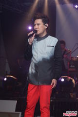 组图：张信哲睽违七年台北开唱 邀萧煌奇尬美声