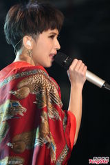 组图：戴佩妮开唱秀双重安全裤 男友捧场