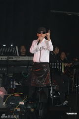 组图：蔡枫华演唱会完美收官 自言置之死地而后生