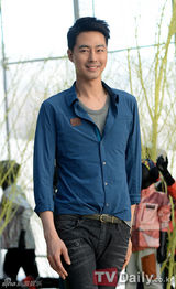 组图：赵仁成韩孝珠休闲亮相活动 比可爱剪刀手