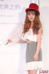 组图：星光魔王王诗安首发片甜美 黄子佼助阵