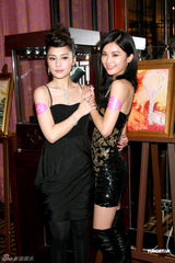 组图：阿娇阿SA合体出席珠宝展 姐妹花大方谈情