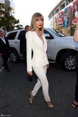 组图：泰勒-斯威夫特白色西装潇洒出镜