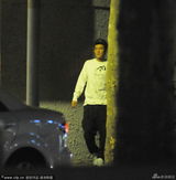 组图：陈冠希与洋妞露台热聊 逛铺似打算开新店