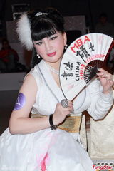 组图：宫雪花爆乳露底教书法 艳压低胸准亚姐