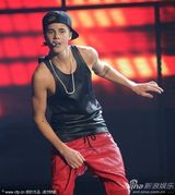 组图：比伯获奖开心熊抱老妈 演出随性抓裤裆