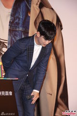 高清组图：金秀贤台湾会粉丝 帅气亮相讲台语