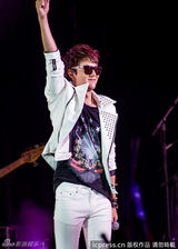 组图：李敏镐上海歌迷会皮衣搭印花T耍帅引尖叫