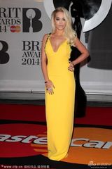 组图：瑞塔-欧拉穿亮眼黄裙大秀美背 吐舌卖萌