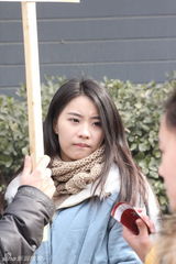 组图：北影放榜日最美工作人员与考生竞艳