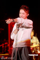 组图：黄家强为灾区同胞默哀 将在世博即兴表演 