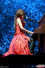 组图：陈绮贞红馆开唱 火红礼服上演女女热吻