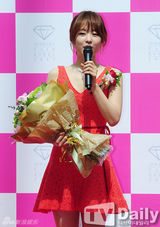 组图：朴宝英深V红裙亮相BestJewelryLady颁奖