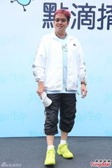 组图：谭咏麟想看霍汶希女儿 母亲节尽孝陪家人