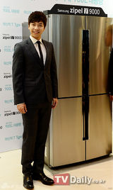 组图：李胜基出席活动笔挺西装展王者气质